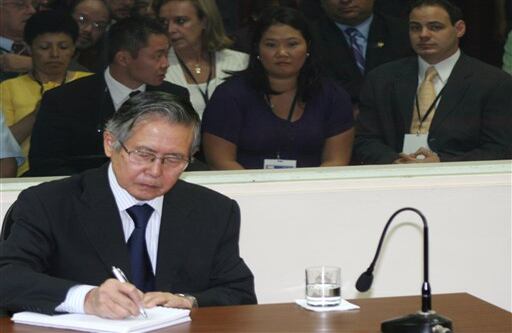 Mientras se leía la decisión del Tribunal que condenaba al ex presidente Fujimori, el acusado tomaba notas de la resolución. 

