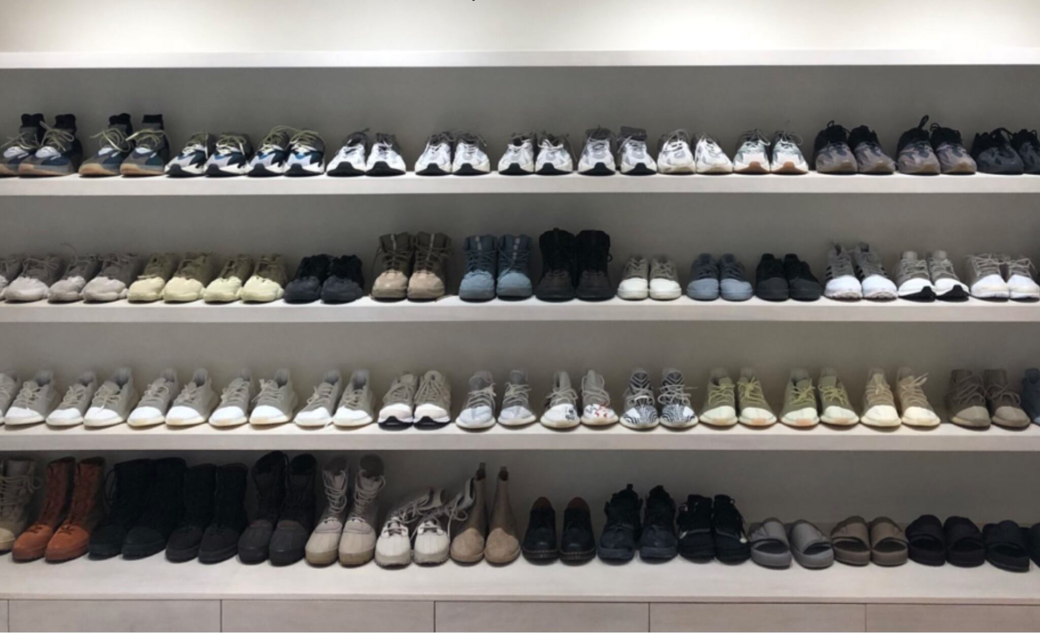 La sección de tenis en el clóset de Kanye en su mansión de Calabasas, California