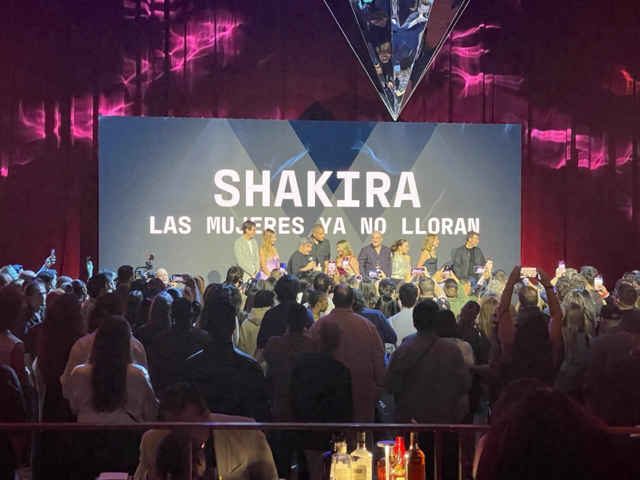 La misma disquera reconoció el éxito de la cantante y le entregó por “Las mujeres no lloran” la placa de siete veces platino, a lo que Shakira no pudo contener su emoción, cuando faltaban apenas 18 segundos para que ese esperado disco ya fuera oficial.