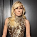 Más allá de las pasarelas, Donatella Versace se ha convertido un símbolo de creatividad y autenticidad.
