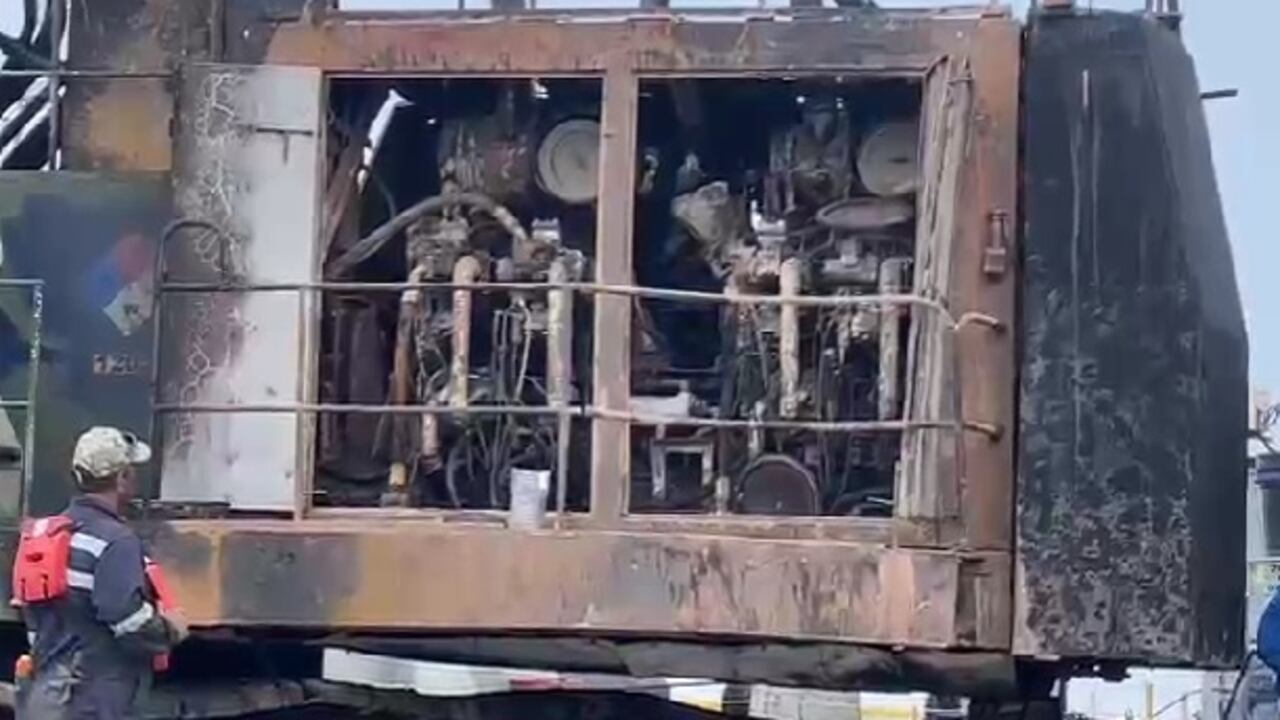 Así quedó Leila, la barcaza incendiada sobre el río Magdalena este lunes.