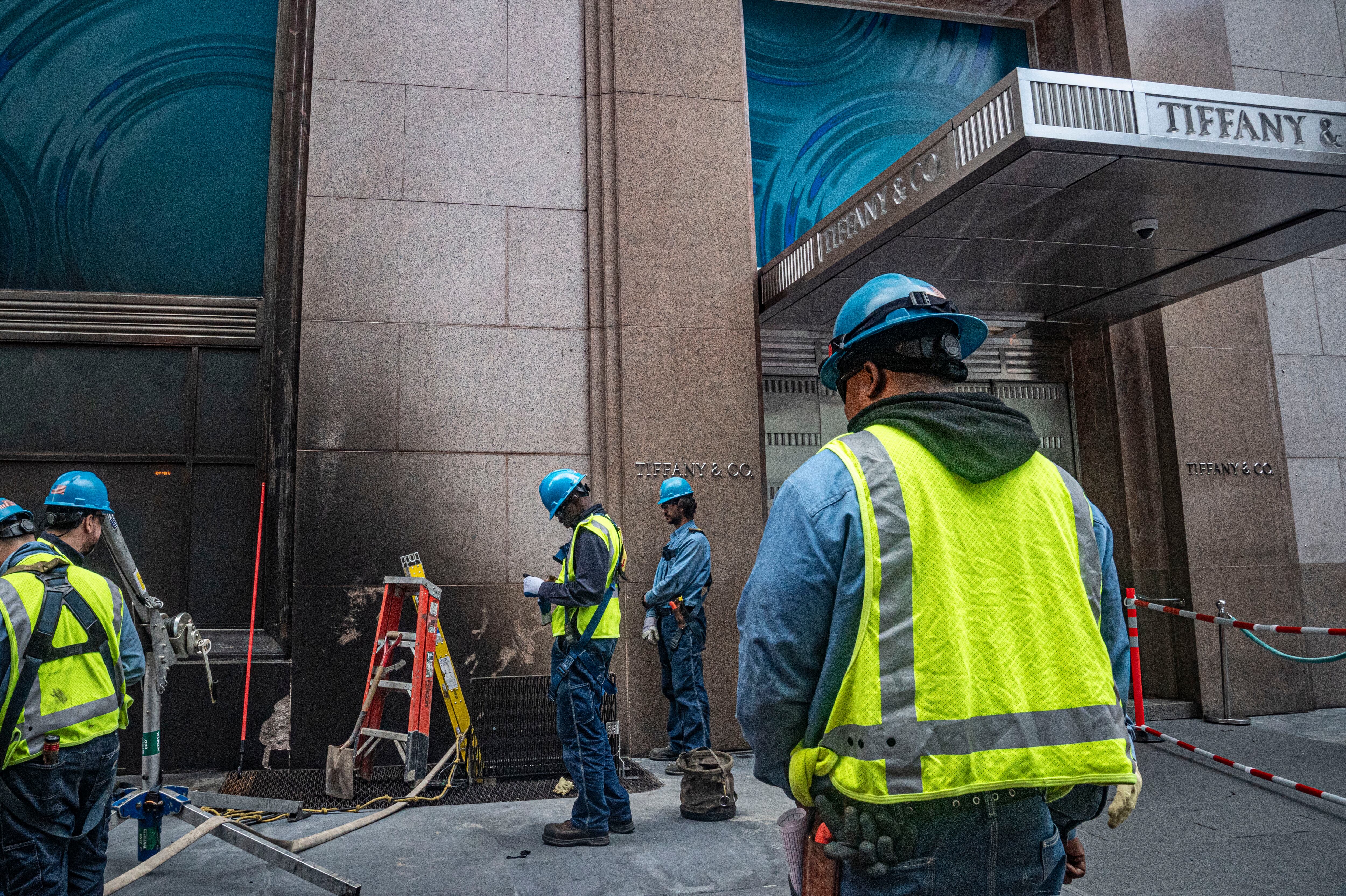 Una pared con cicatrices de humo marca las secuelas de un incendio en el sótano de la tienda insignia de Tiffany & Co., mientras el personal de Con Edison trabaja en las reparaciones, el jueves 29 de junio de 2023, en Nueva York.