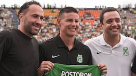 Presentación oficial de James Rodríguez (centro) en Atlético Nacional. Acompañado de David Ospina (izq.) y el presidente Sebastián Arango (der.).