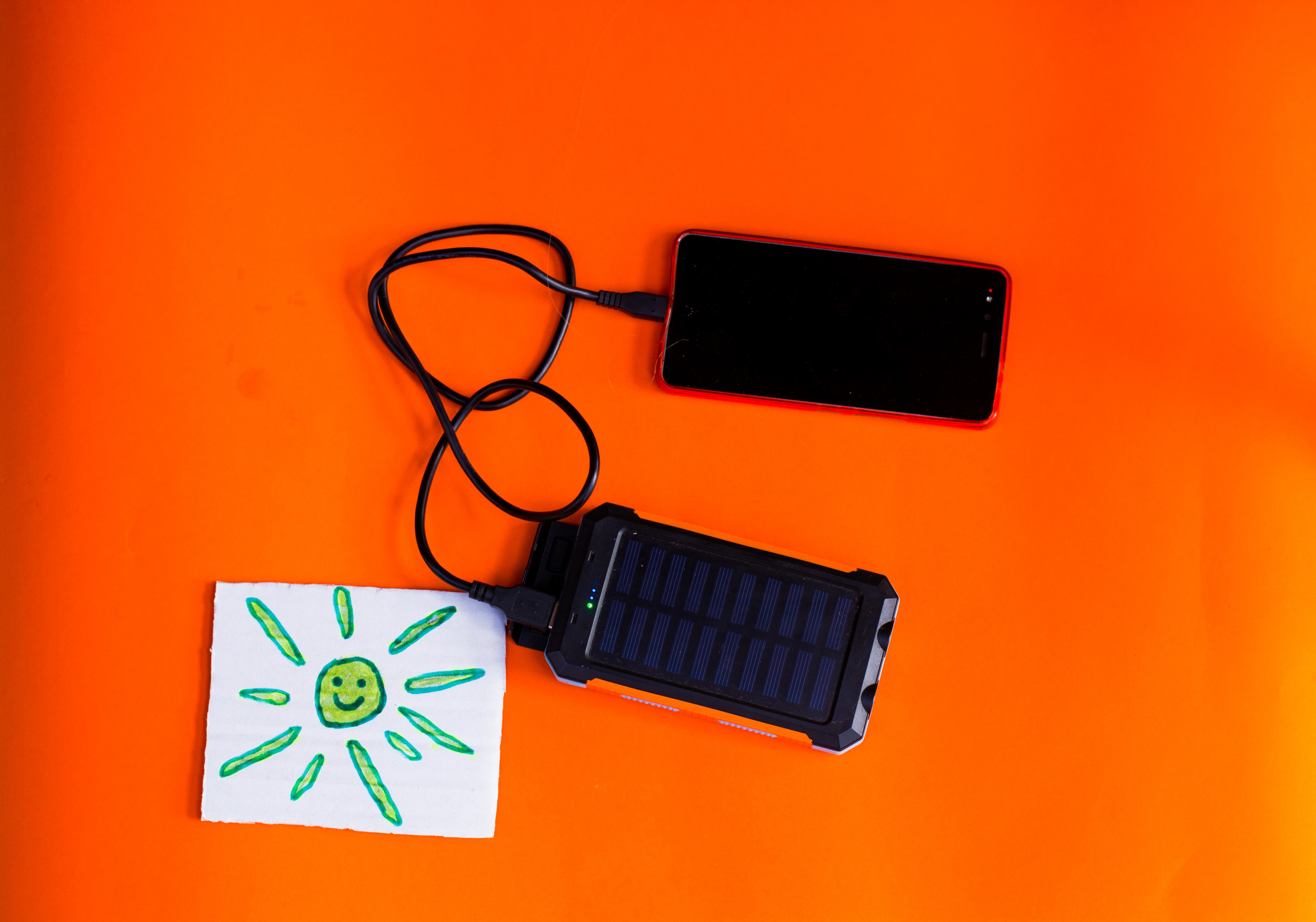 Cargador portátil con un panel solar, una alternativa para reducir el consumo de energía convencional