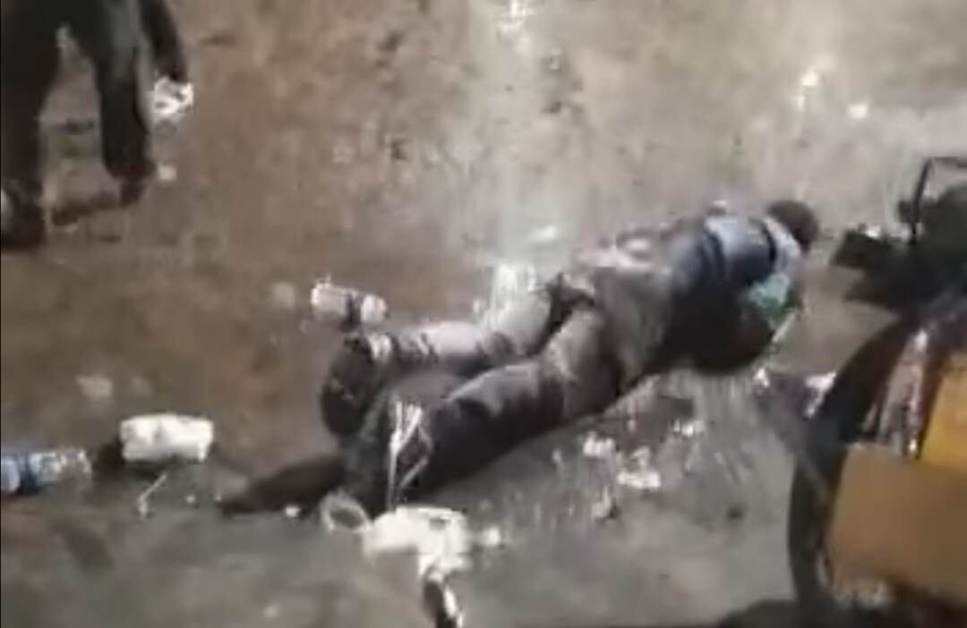 La víctima quedó tendida en el piso.