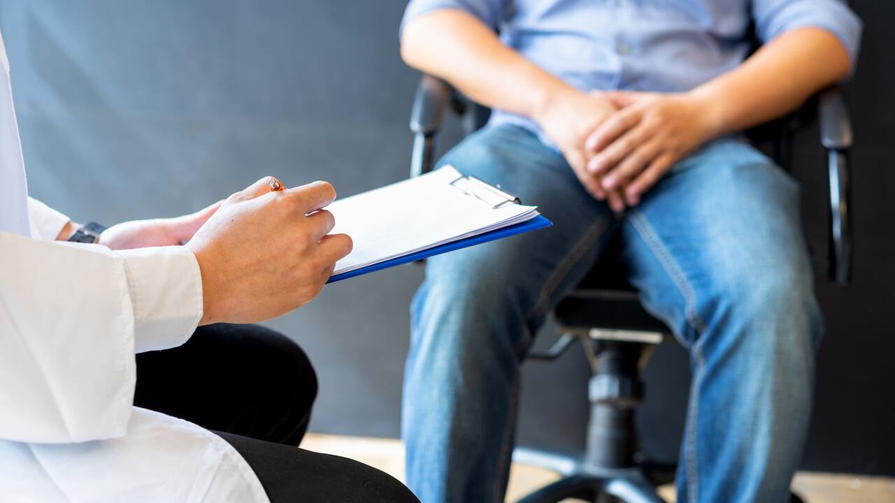 El cáncer de testículo generalmente inicia en las células germinales que producen espermatozoides.