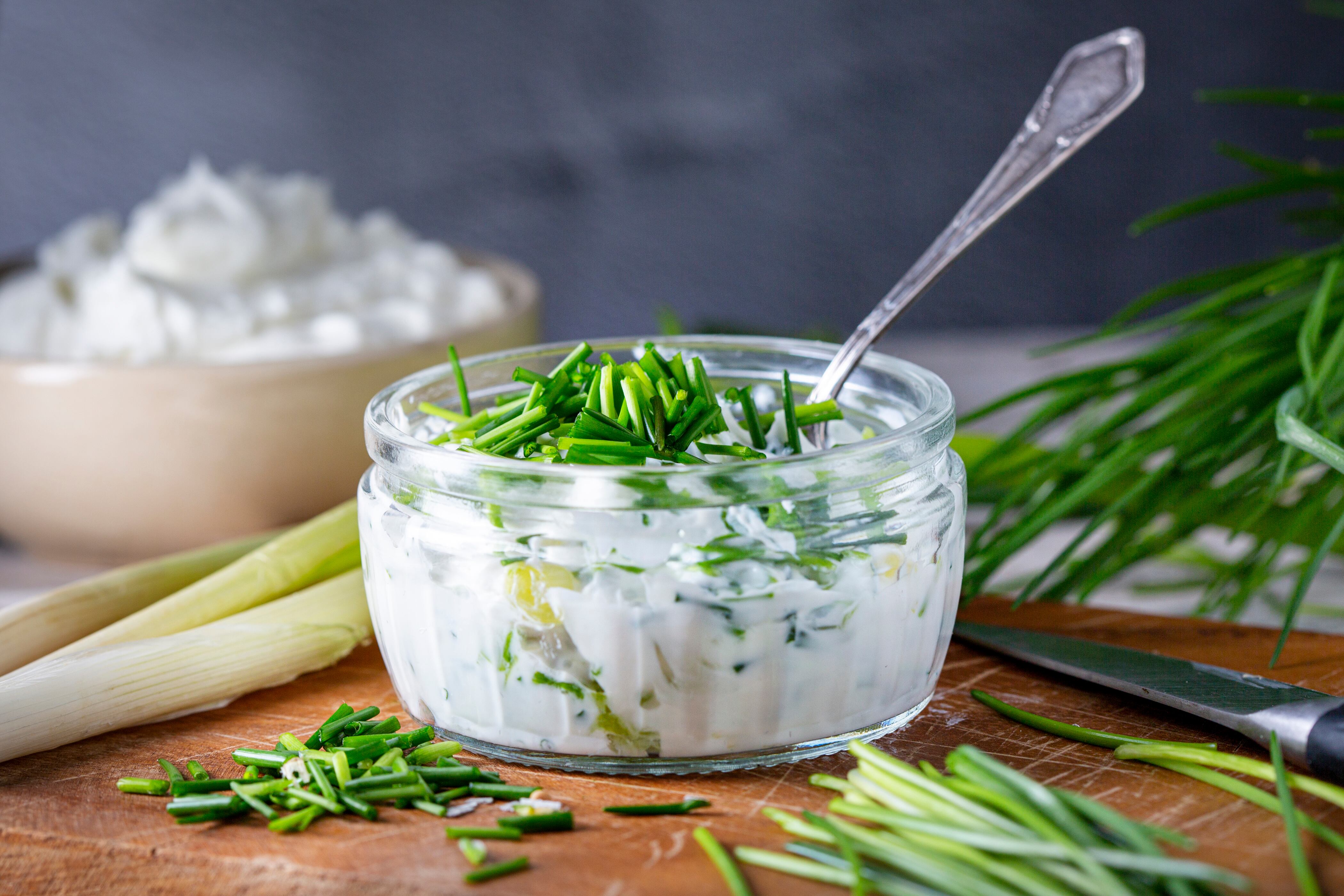 Hay variedad de salsas para acompañar los aritos de cebolla