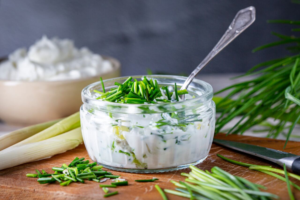 Hay variedad de salsas para acompañar los aritos de cebolla