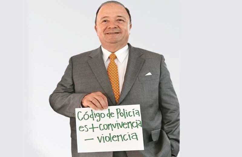 Luis Carlos Villegas, ministro de Defensa. Asumió en el gobierno el impulso a la iniciativa.