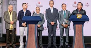 El superintendente financiero, César Ferrari; el presidente de Asobancaria, Jonathan Malagón; el ministro de Hacienda, Ricardo Bonilla; el presidente del BBVA, Mario Pardo; el director de Planeación, Alexander López, y el presidente Gustavo Petro presentaron el pacto por el crédito.