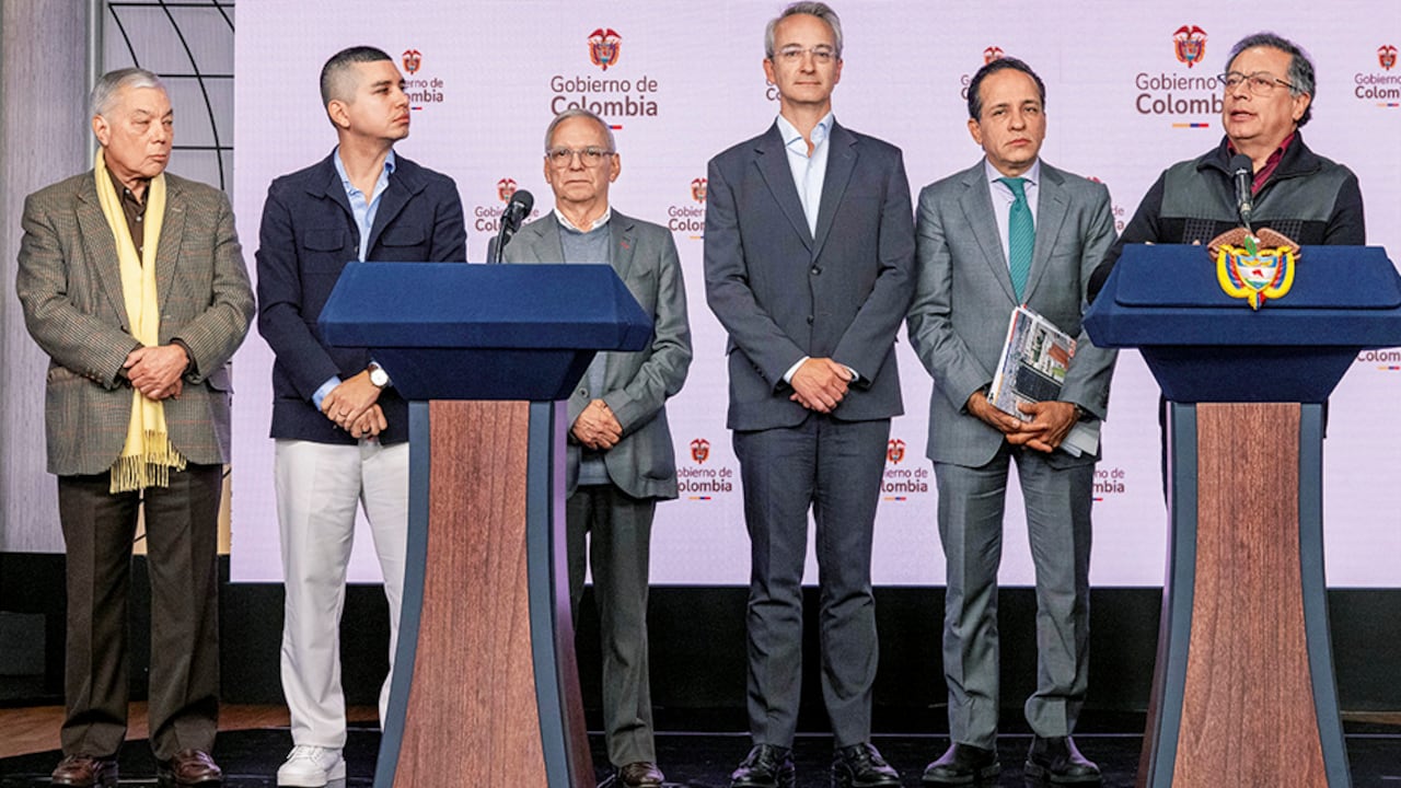 El superintendente financiero, César Ferrari; el presidente de Asobancaria, Jonathan Malagón; el ministro de Hacienda, Ricardo Bonilla; el presidente del BBVA, Mario Pardo; el director de Planeación, Alexander López, y el presidente Gustavo Petro presentaron el pacto por el crédito.