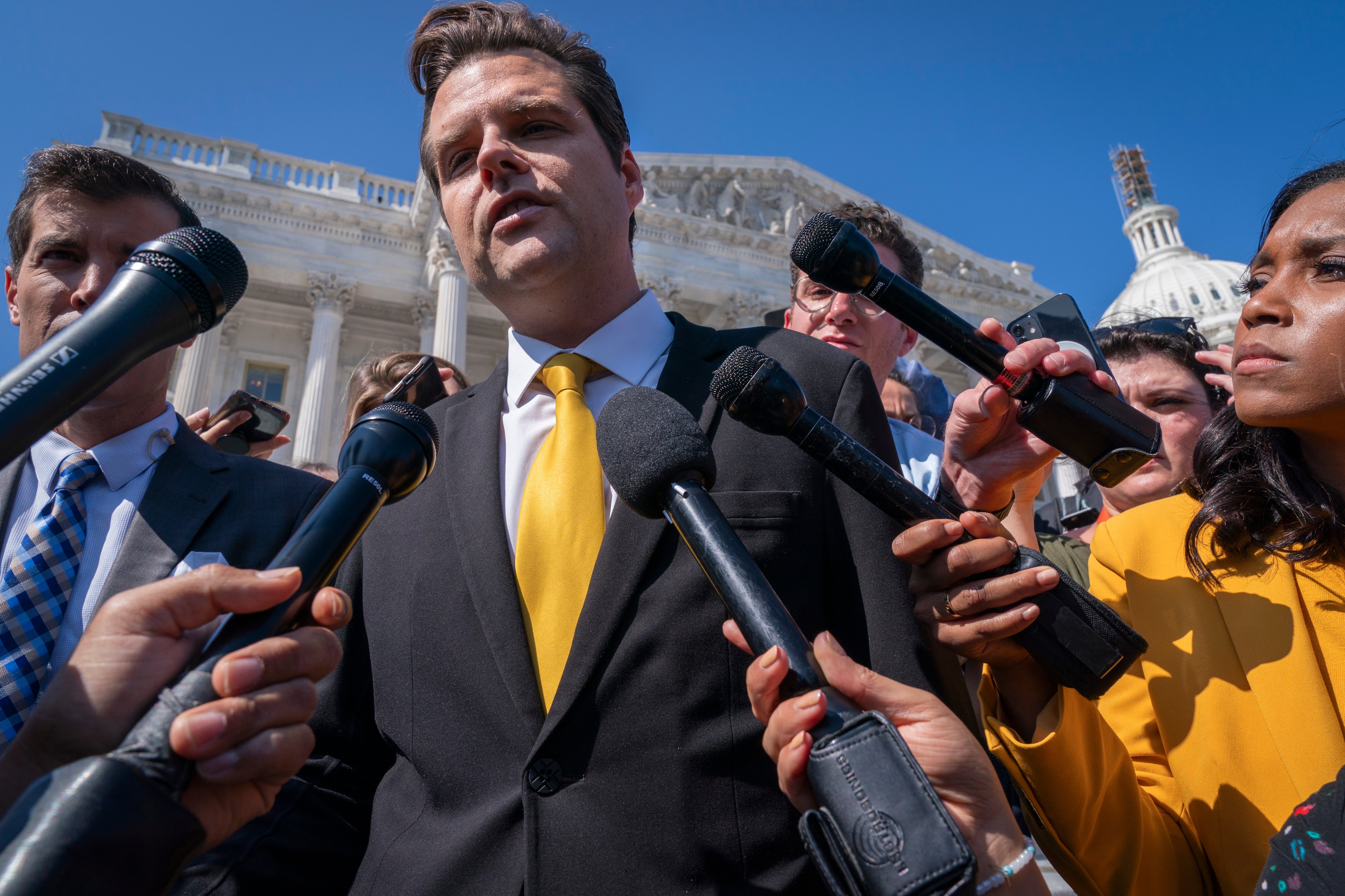 El representante Matt Gaetz, republicano por Florida, uno de los críticos más duros del presidente de la Cámara de Representantes, Kevin McCarthy, responde a las preguntas de los miembros de los medios después de hablar en el pleno de la Cámara, en el Capitolio de Washington