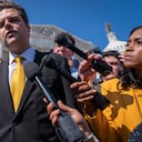 El representante Matt Gaetz, republicano por Florida, uno de los críticos más duros del presidente de la Cámara de Representantes, Kevin McCarthy, responde a las preguntas de los miembros de los medios después de hablar en el pleno de la Cámara, en el Capitolio de Washington