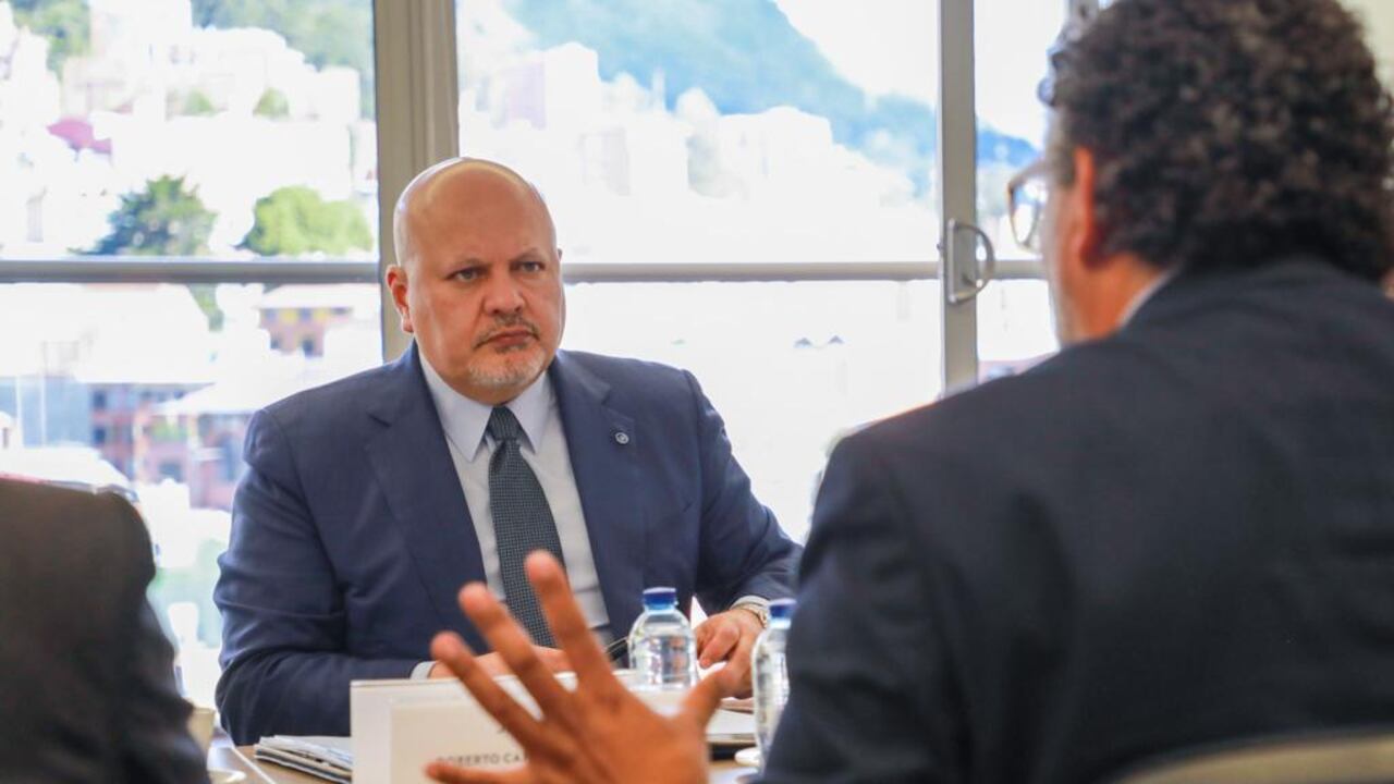 El presidente de la JEP, Roberto Carlos Vidal, se reunió con el fiscal de la Corte Penal Internacional, Karim Khan.
