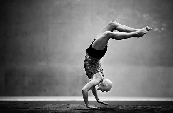 Fotografía del sueco Peter Holgersson, quien ganó el primer premio en la categoría Deportes y fotografías de acción. Muestra a la atleta sueca Nadja Casadei antes de recibir su último tratamiento durante su lucha contra un cáncer linfático, en Lidingö, Suecia. (EFE)