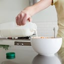 La leche está compuesta de calcio y potasio entre otros nutrientes.