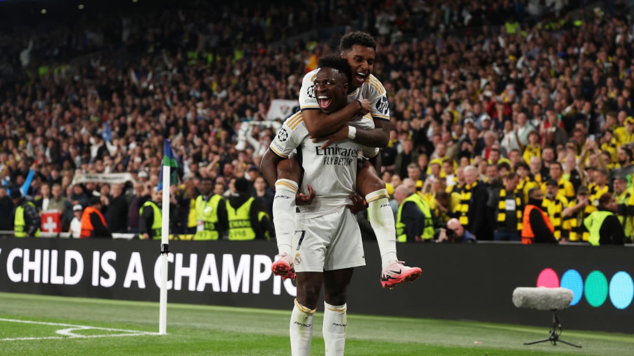 LONDON, ENGLAND - JUNE 01: Vinicius Junior of Real Madrid celebrates scoring his team's second goal with teammate Rodrygo during the UEFA Champions League 2023/24 Final match between Borussia Dortmund and Real Madrid CF at Wembley Stadium on June 01, 2024 in London, England. (Photo by Lars Baron/Getty Images)