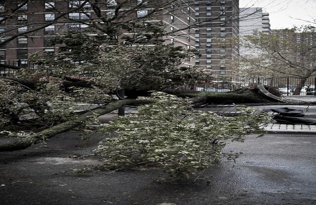 Las carreteras de acceso están cortadas, aunque algunos han podido regresar a sus casas, ahora con sótanos llenos de agua. Es esas circunstancias, la bomba de agua se ha convertido en uno de los bienes más codiciados.