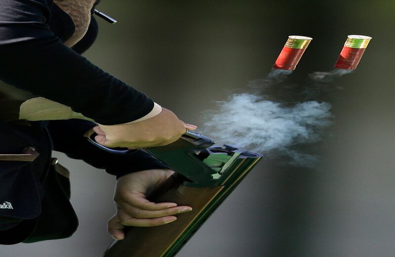 La surcoreana Lee Bo-na expulsa los cartuchos vacíos de su escopeta durante una competencia de tiro en los Juegos Asiáticos en Incheon, Corea del Sur. (AP)