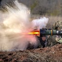 Un militar ucraniano dispara un arma antitanque NLAW durante un ejercicio en la Operación de Fuerzas Conjuntas, en la región de Donetsk, en el este de Ucrania, el martes 15 de febrero de 2022. Mientras Estados Unidos advierte que Rusia podría invadir Ucrania cualquier día, el tamborileo de la guerra es casi desconocida en Moscú, donde los expertos y la gente común no esperan que el presidente Vladimir Putin lance un ataque contra su vecino exsoviético. Foto AP/Vadim Ghirda