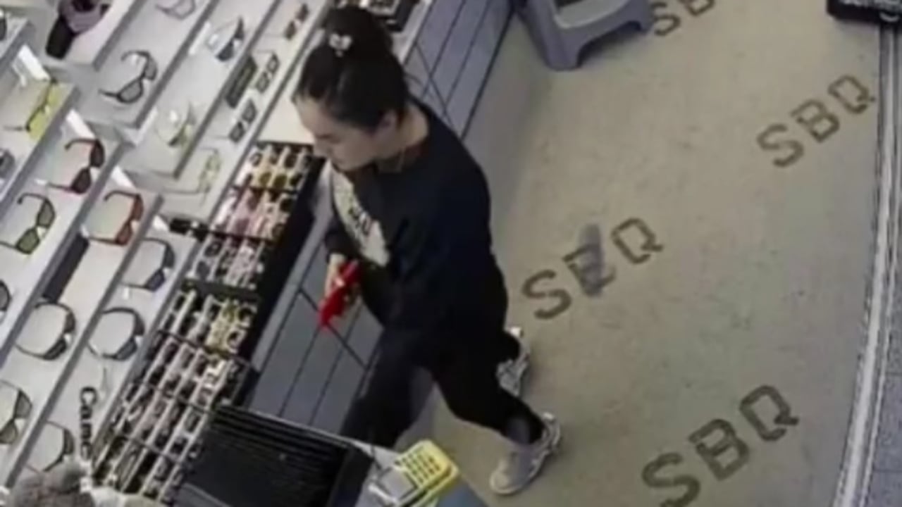 Mujer se robó un celular de $6 millones de pesos en Medellín.