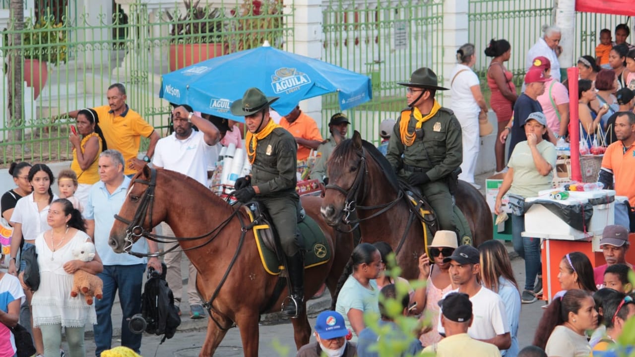 Policías carabineros en medio de la procesión de la Virgen de la Candelaria.
