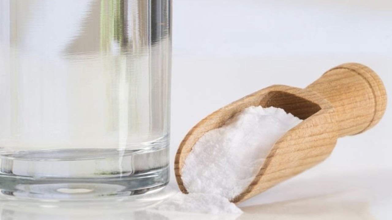 Algo tan sencillo como mezclar agua con sal, trae grandes beneficios para el cuidado del rostro