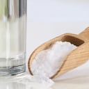 Algo tan sencillo como mezclar agua con sal, trae grandes beneficios para el cuidado del rostro