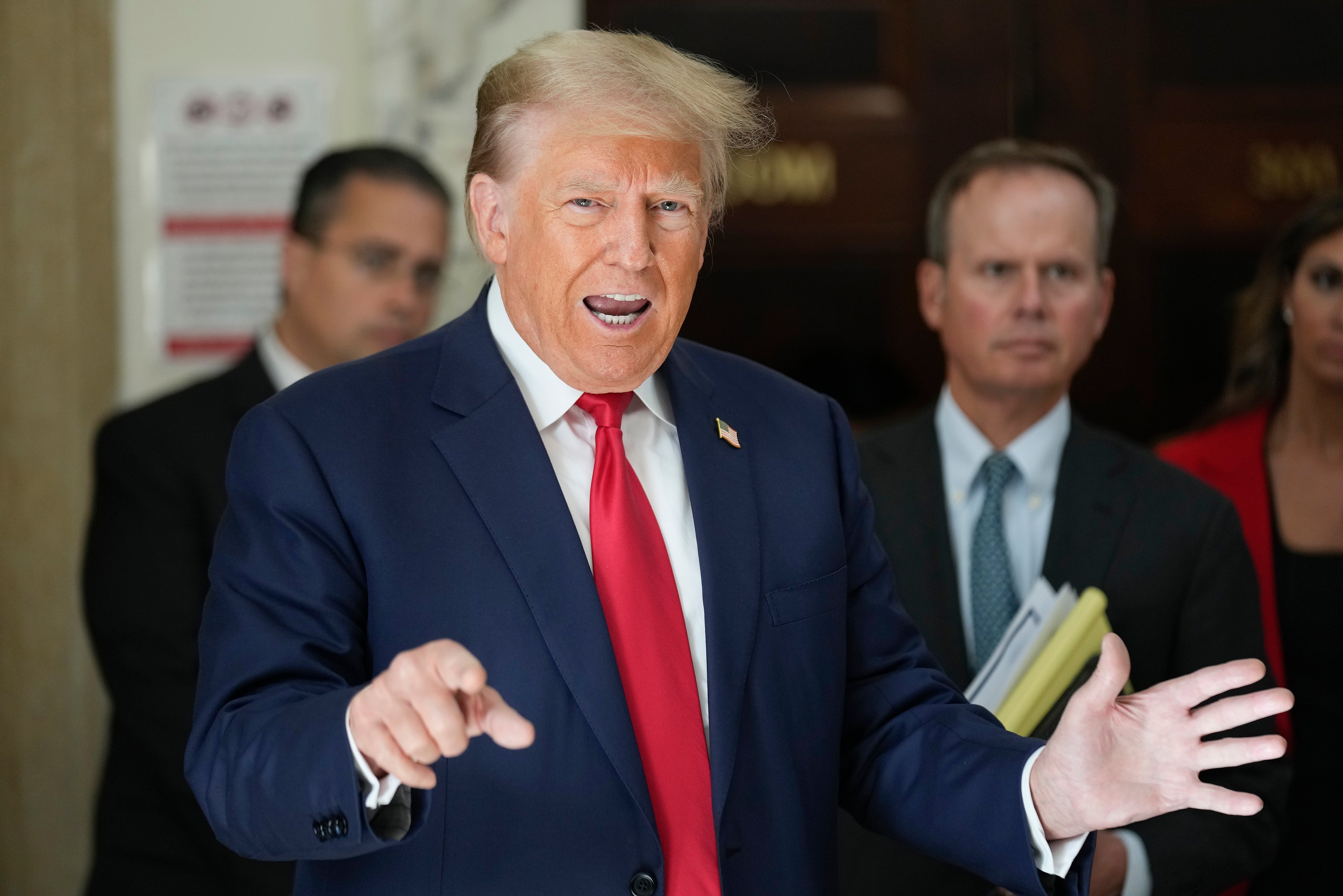 Trump se encuentra en un tribunal de Nueva York en el segundo día de su juicio. Un día después de las ardientes declaraciones iniciales, los abogados del caso se embarcan el martes en la ardua tarea de revisar años de documentos financieros de Trump.
