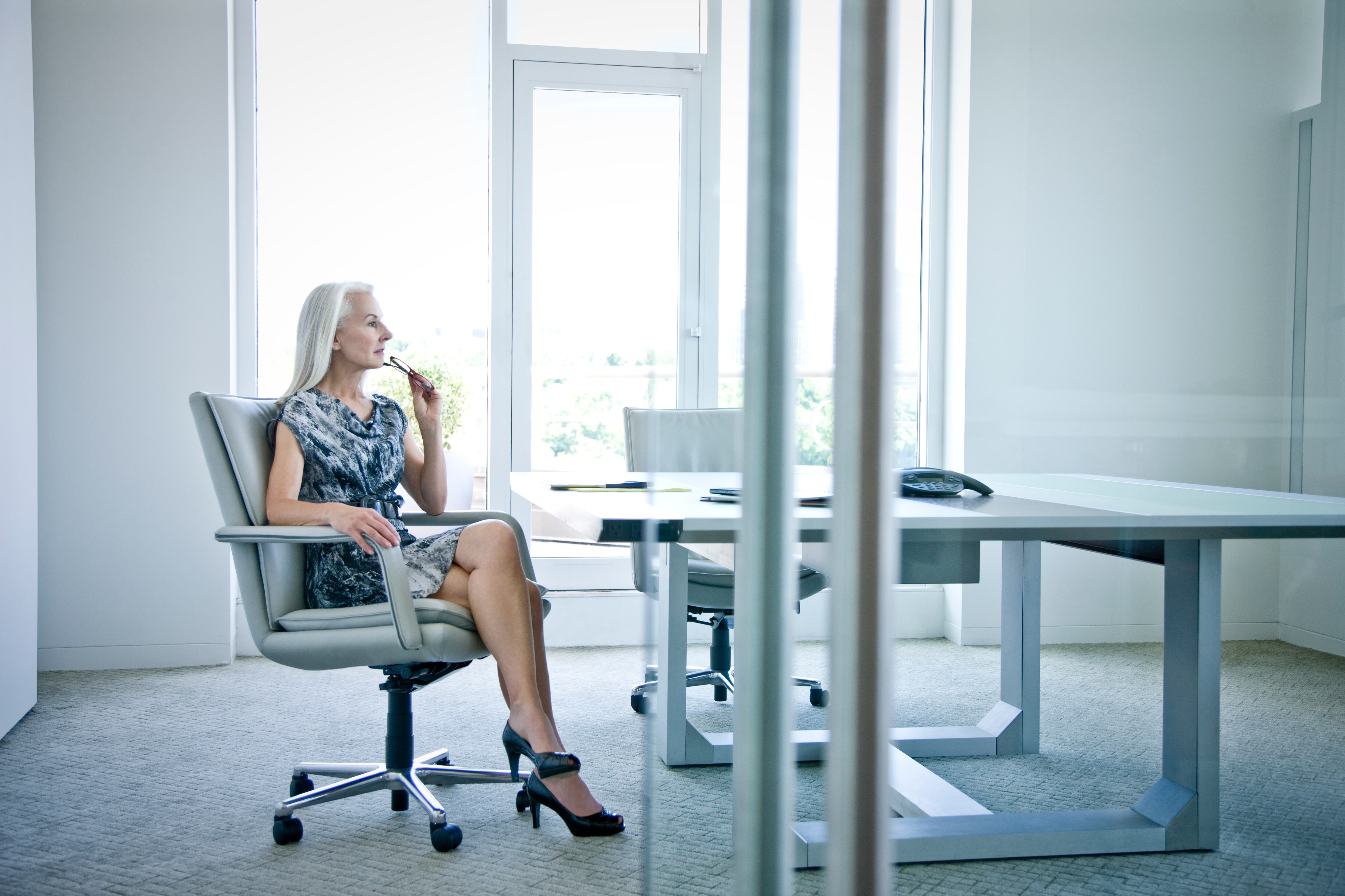 Foto referencia sobre permanecer sentado.