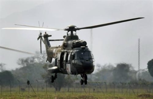 Vista de uno de los helicópteros puestos a disposición por el Gobierno de Brasil para la liberación del concejal Armando Acuña y del infante de la Marina Henry López Martínez a su llegada este viernes 11 de febrero de 2011 al aeropuerto Gustavo Artunduaga de Florencia, Caquetá.