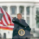 El presidente de Estados Unidos, Donald Trump, habla durante una marcha protestando por la certificación de la victoria electoral de Joe Biden en las elecciones presidenciales, el miércoles 6 de enero de 2021 en Washington. (AP Foto/Evan Vucci)