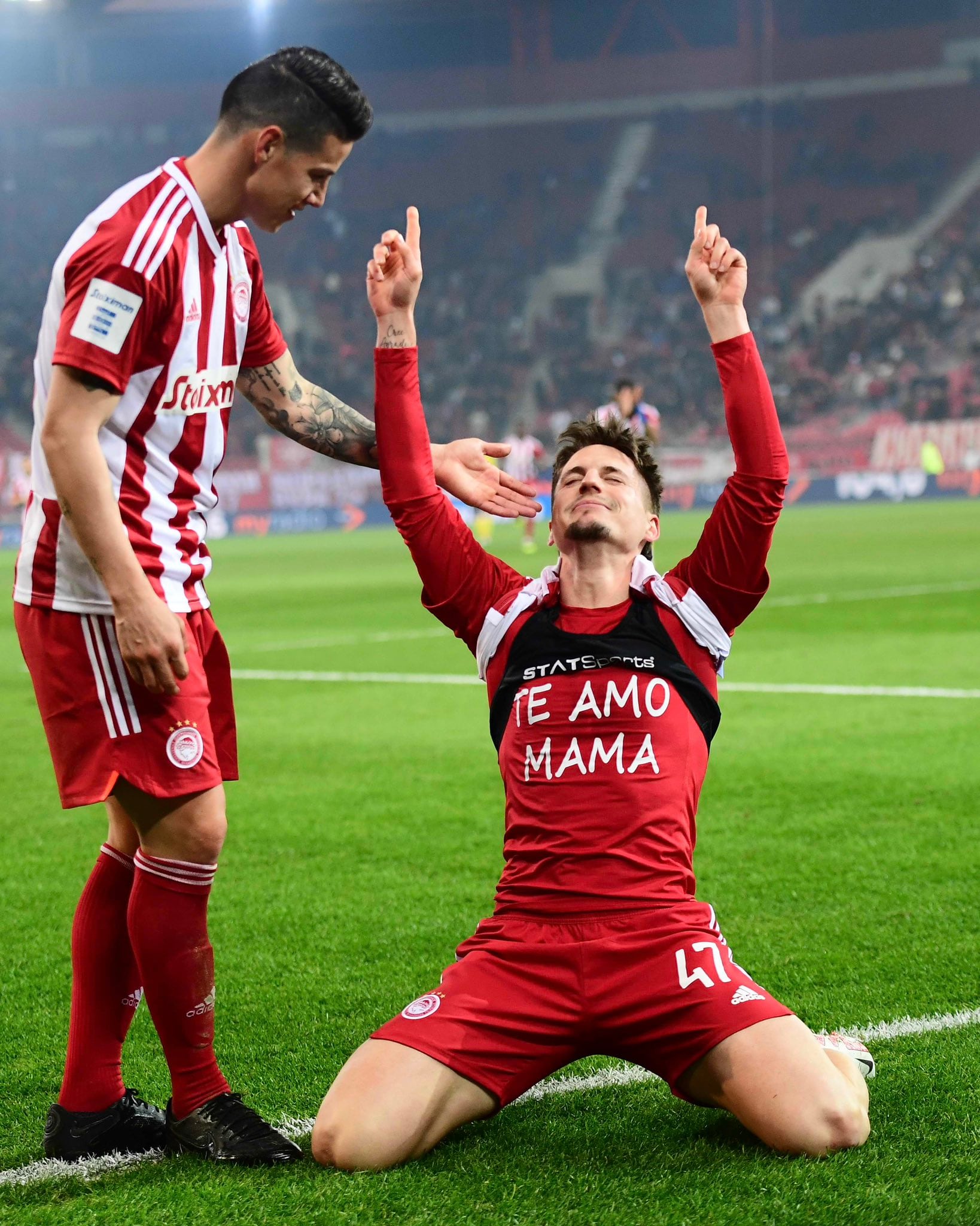 Sergi Canos celebrando el cuarto gol del Olympiacos.