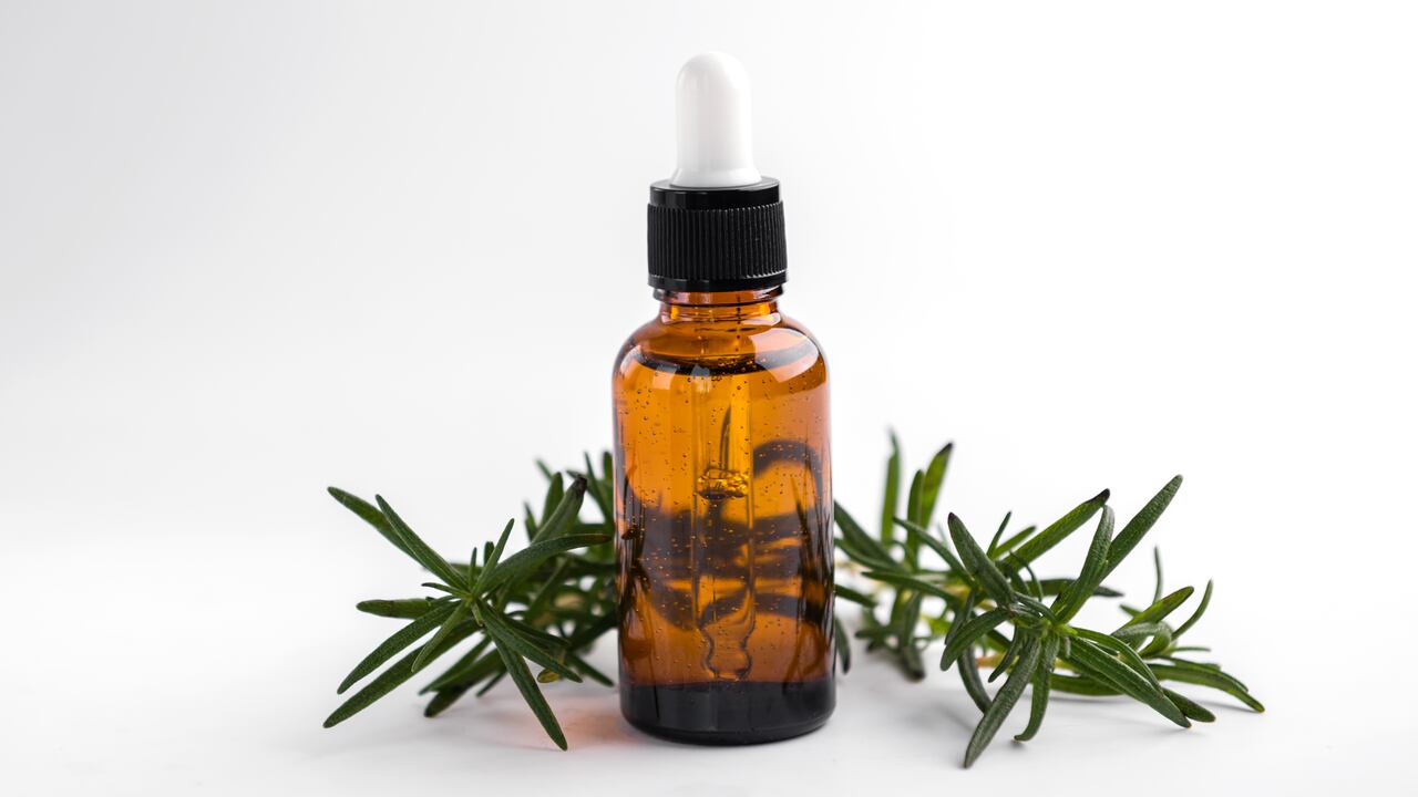 El aceite de romero tiene muchas propiedades.