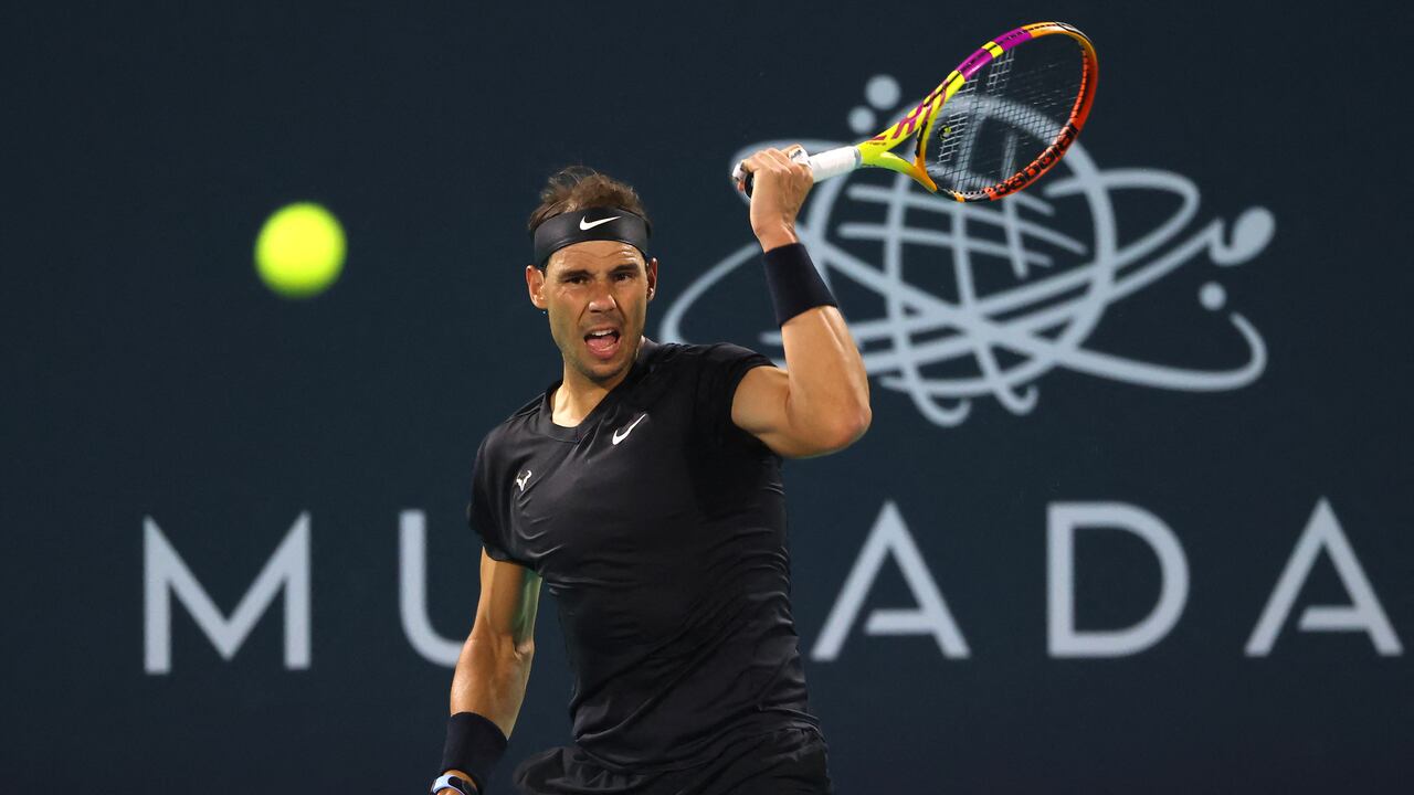 Spain's Rafael Nadal competes against Britain's Andy Murray during their semi-final match in the Mubadala World Tennis Championship in the Gulf emirate of Abu Dhabi on December 17, 2021. (Photo by Giuseppe CACACE / AFP)
