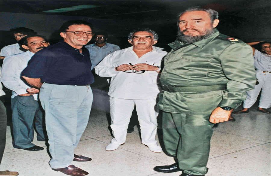 El periodista y escritor, Enrique Santos Calderon (Izq) posa junto al Premio Nobel de literatura, Gabriel Garcia Marquez, y el presidente cubano, Fidel Castro, en 1998, en la Habana. Foto reproduccion para SEMANA: Carlos Julio Martinez.
