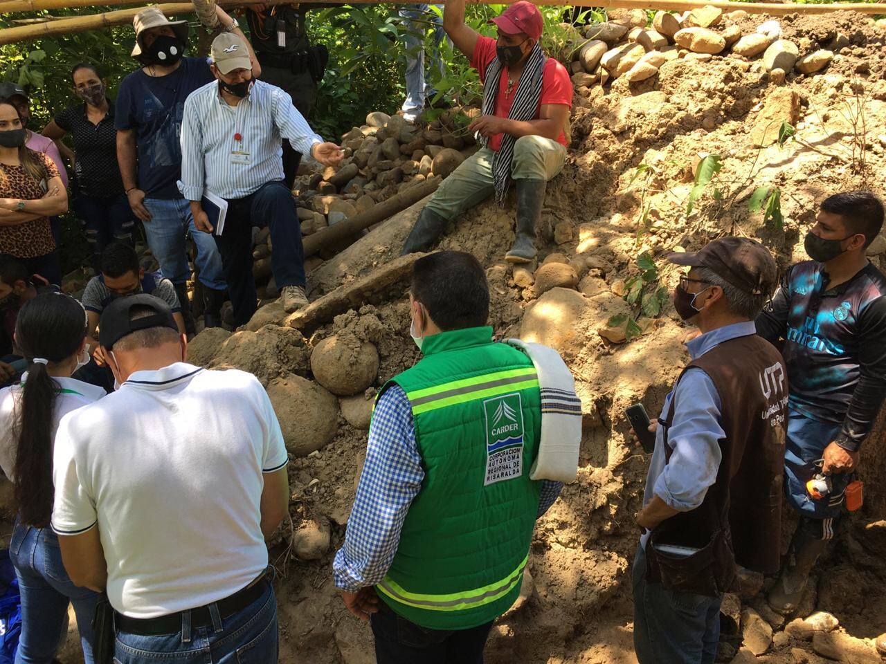 Funcionarios de la Corporación Autónoma Regional de Risaralda y de la UTP en el sitio del hallazgo.