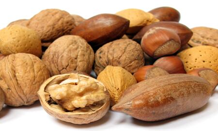 El consumo de nueces puede reducir los niveles de colesterol.