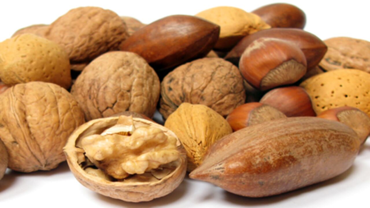 Uno de los beneficios de incluir nueces en la alimentación es que ayuda a disminuir el riesgo de sufrir un ataque cardíaco.