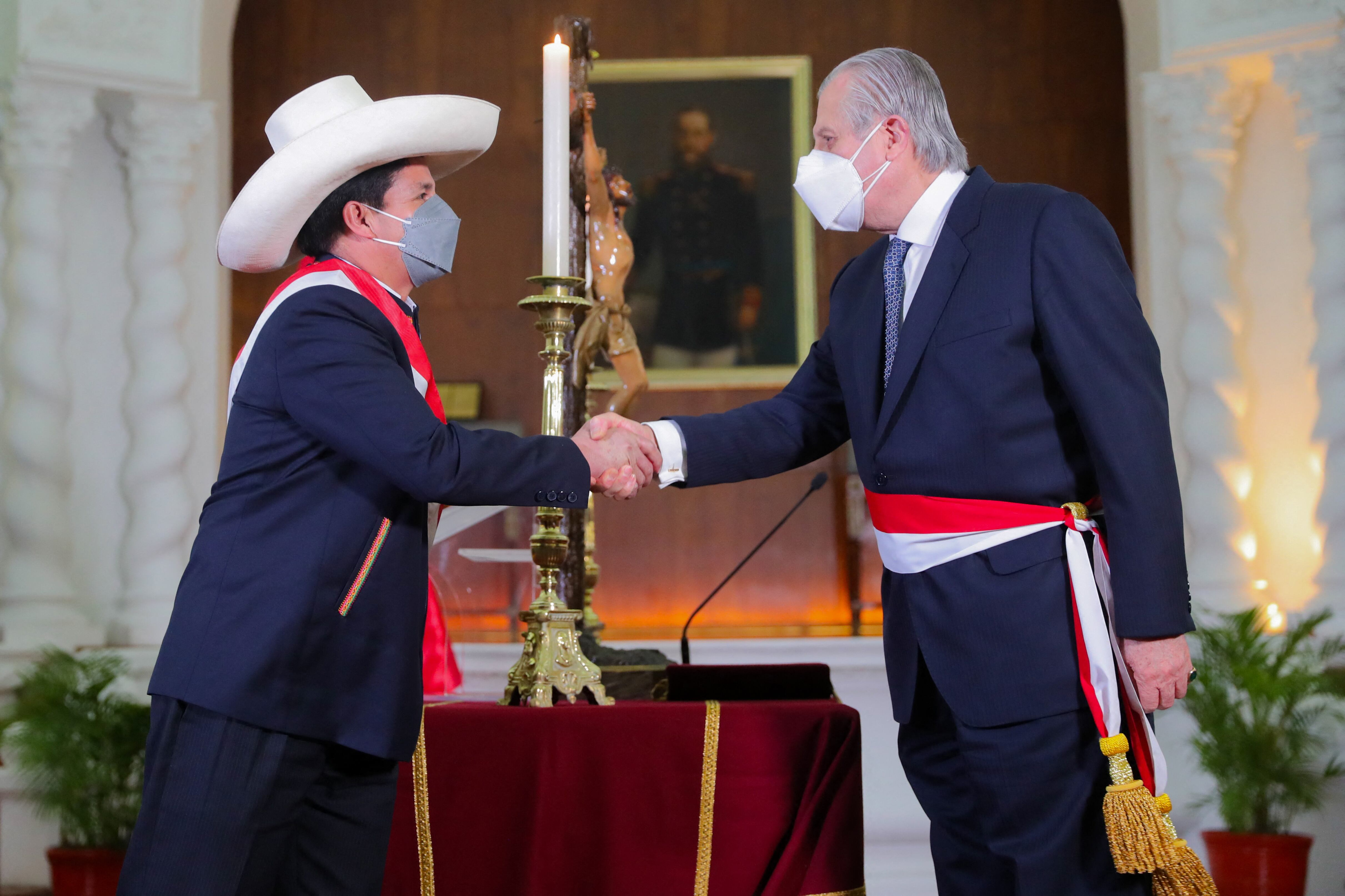 Castillo juramenta a Oscar Maúrtua como nuevo canciller de Perú