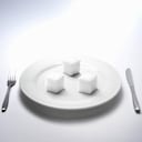 Expertos señalan que el consumo de azúcar puede provocar la acumulación de grasa en la zona abdominal. Foto: Getty Images.