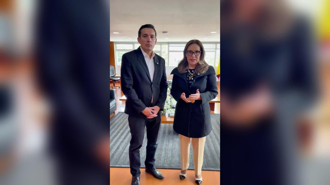 La ministra de Educación, Viviane Morales, y Rodrigo Peñailillo, representante en Colombia del CAF (Banco de Desarrollo de América Latina y el Caribe).