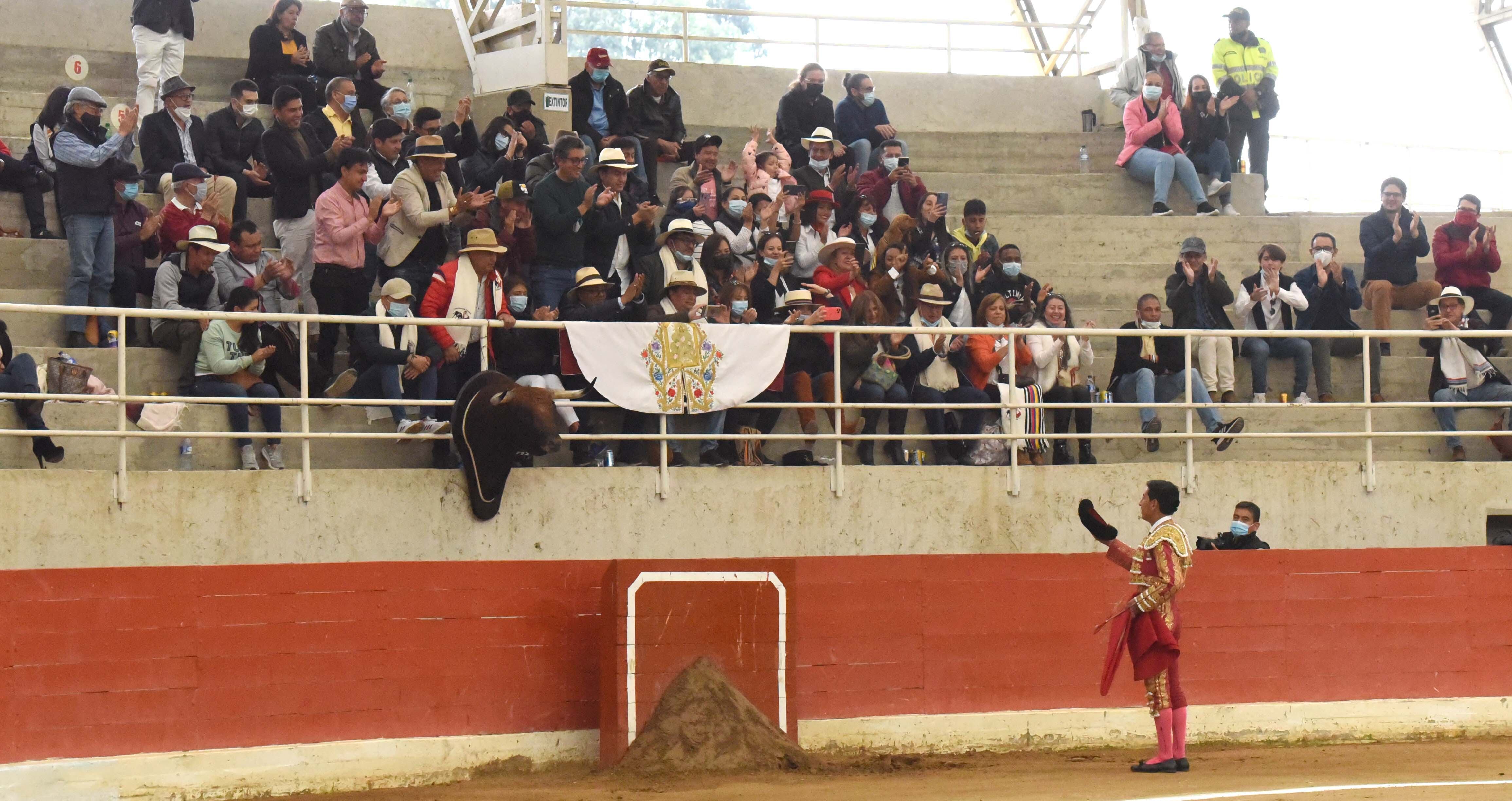 Más de 80 personas de Lenguazaque llegaron a Puente Piedra a acompañar a su torero, el novillero Anderson Sánchez.