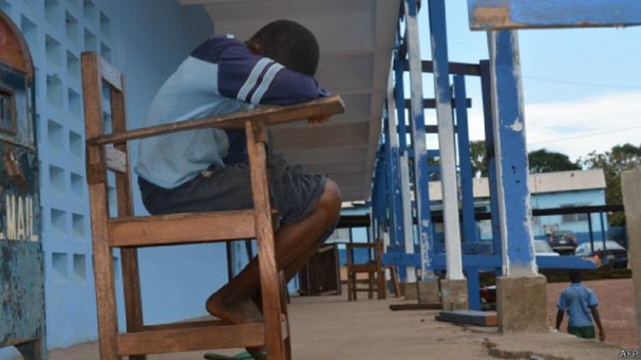 La educación básica secundaria es el eslabón más débil del sistema educativo colombiano, con una tasa de deserción anual de 4,5%.