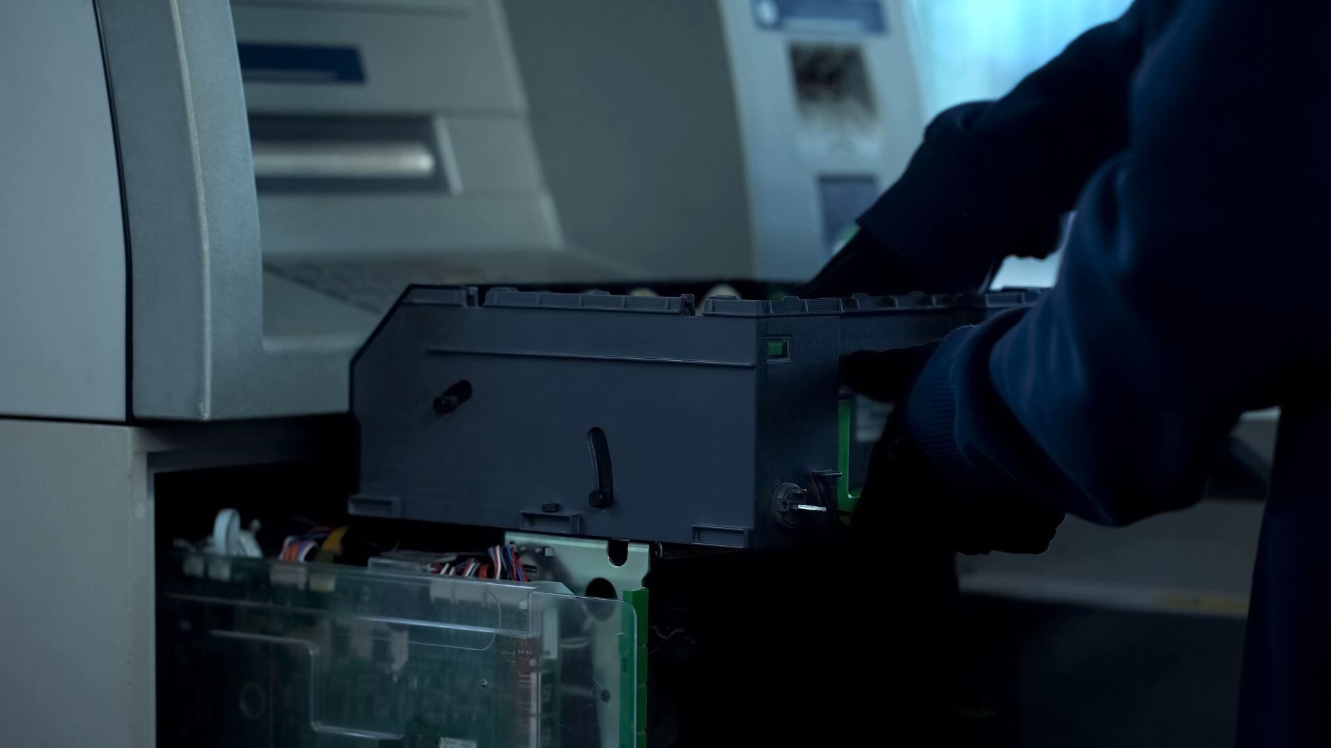 Los delincuentes aprovechan la tecnología para alterar los cajeros automáticos.