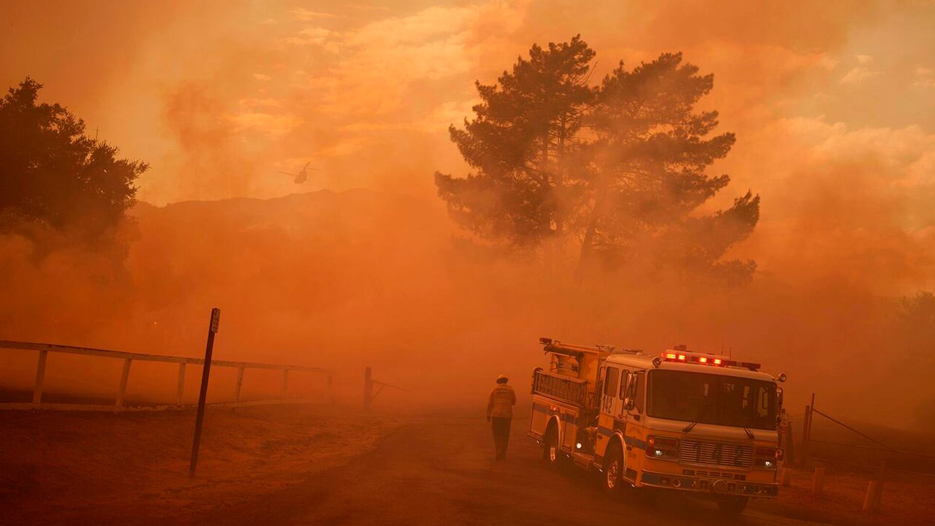 Bomberos trabajaron contra el avance del incendio Felicia en Piru