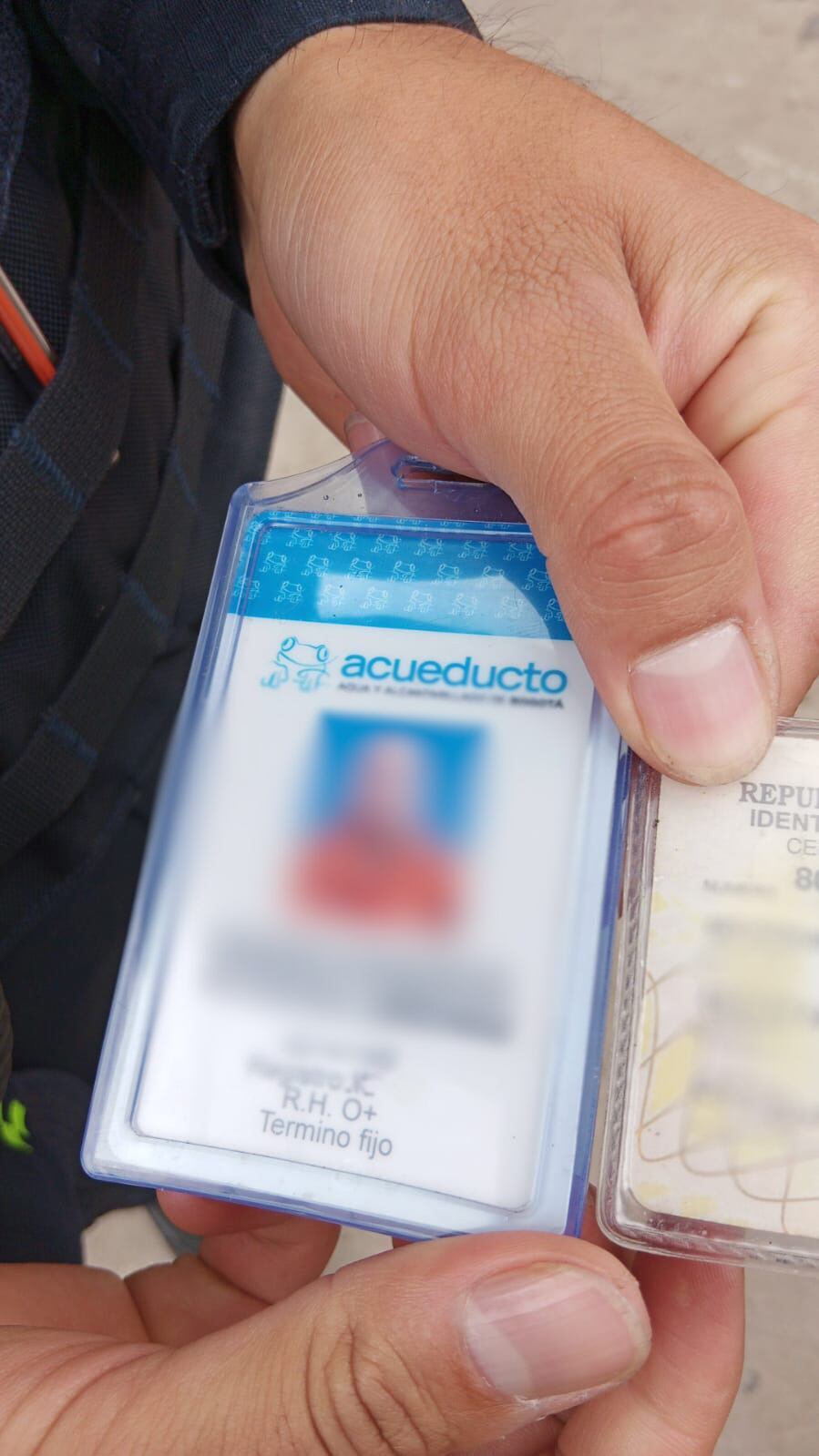 Los falsos funcionarios del Acueducto de Bogotá presentan prendas alusivas a la compañía