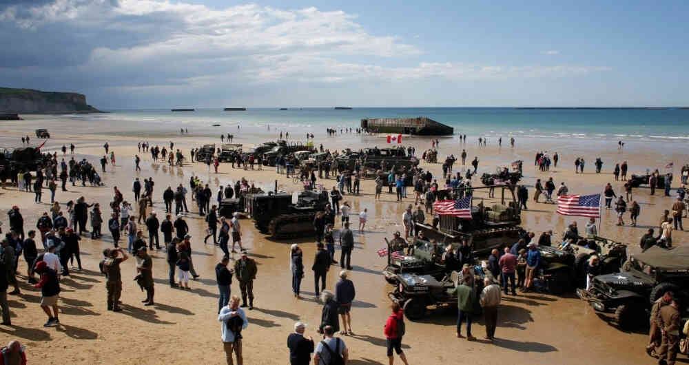 6 de junio - La gente camina entre los antiguos vehículos de la Segunda Guerra Mundial estacionados en la playa durante los eventos para conmemorar el 75 aniversario del Día D en Arromanches, Normandía, Francia. Fotógrafo: Thibault Camus /AP