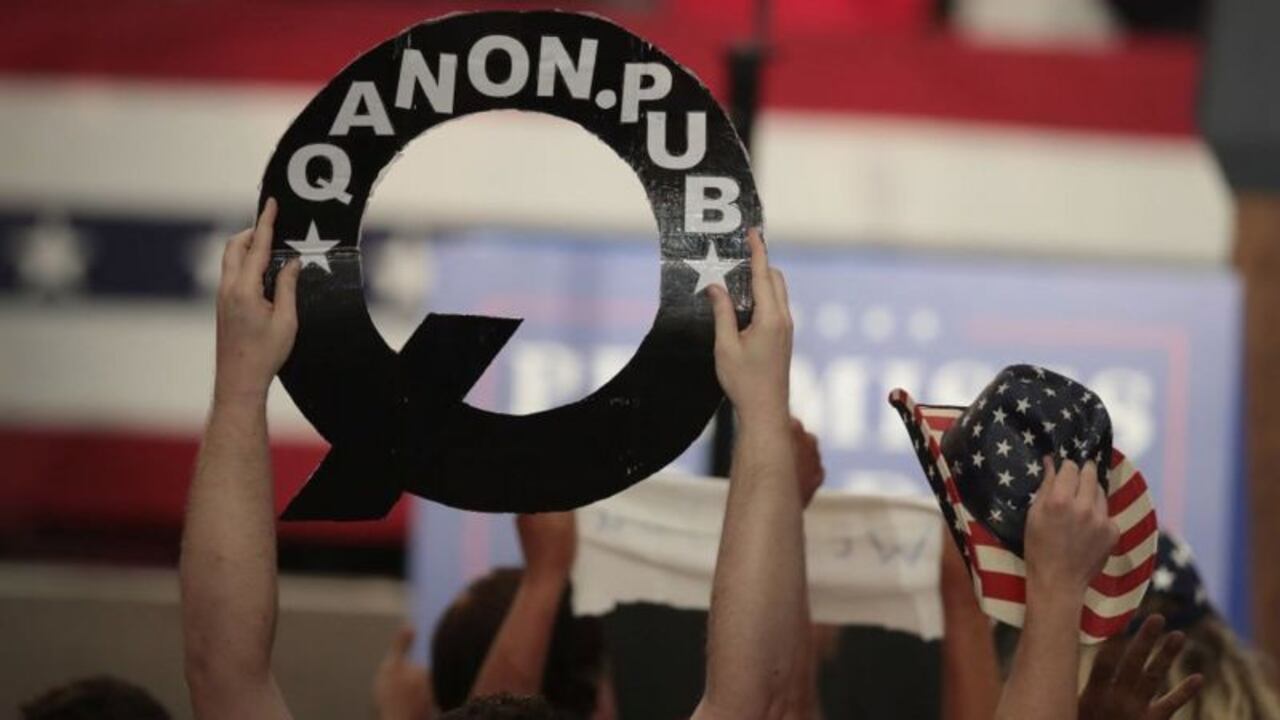 Algunos expertos advierten que los seguidores de QAnon seguirán creyendo en teorías conspirativas, aún si se termina desintegrando ese grupo.