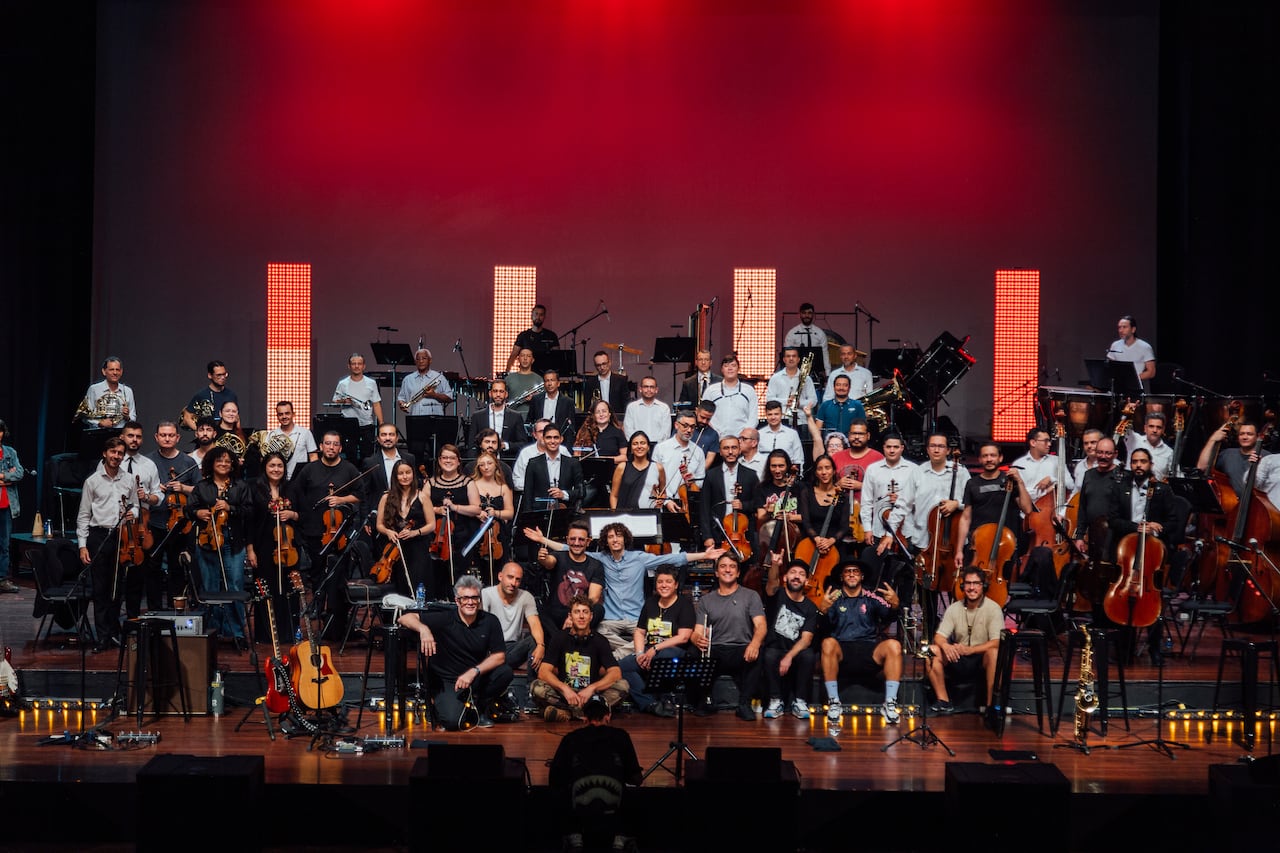 La banda uruguaya de rock en español No te va a gustar, en concierto por su aniversario 30, con la Orquesta Filarmónica de Medellín.